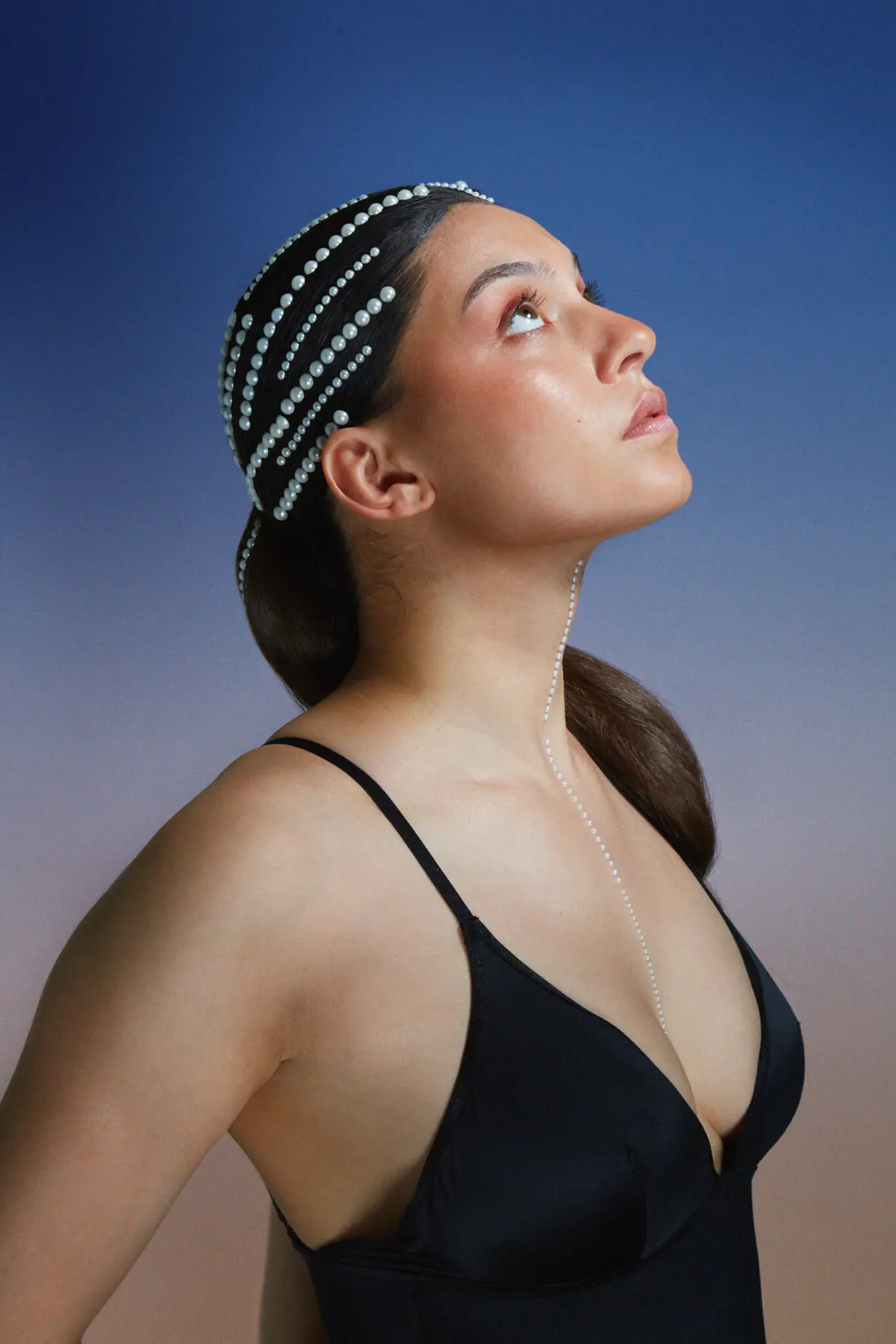 Portrait de Solen, coiffe de perles, regard levé
